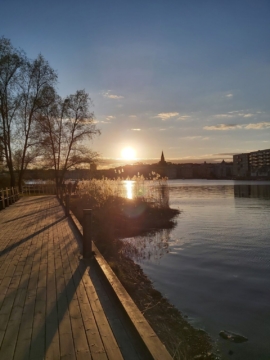 Gångbrygga intill hammarby sjö i solnedgång