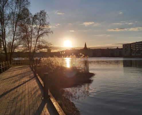 Gångbrygga intill hammarby sjö i solnedgång