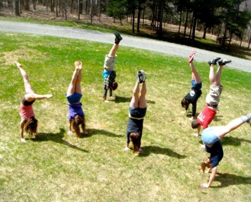 Gymnaster på gräsmatta