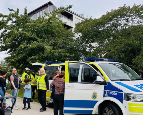 Polisen mötet barn och nyfikna på sjöstadsdagen